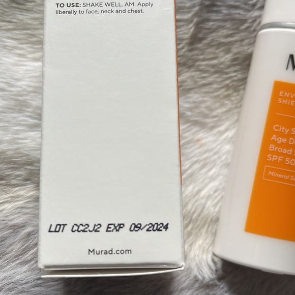 Murad City Skin Age Defense Broad Spectrum SPF 50 / PA++++ - Picture 2 of 3